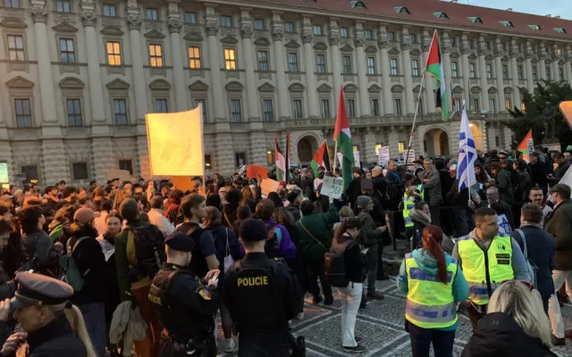 VIDEO: Propalestinští aktivisté protestují v centru Prahy. Nepodporujeme Hamás, Izrael páchá válečná zvěrstva, říkají