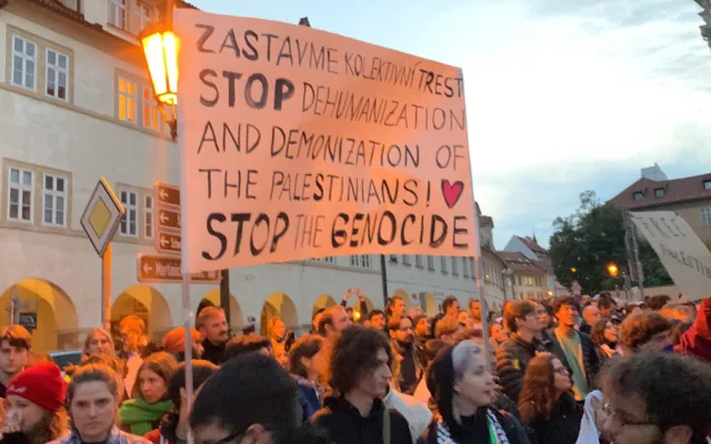 VIDEO: Propalestinští aktivisté protestují v centru Prahy. Nepodporujeme Hamás, Izrael páchá válečná zvěrstva, říkají