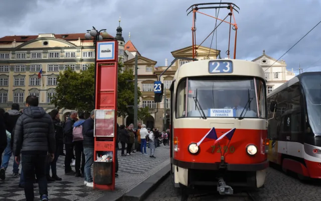 O prohlídky sídel vlády a ministerstev byl dnes velký zájem, lidé čekali v dlouhých frontách