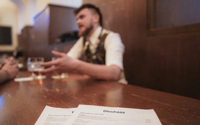 (NE)OBYČEJNÍ: Hosté mi i vyhrožovali, že si mě po směně najdou, říká pankáč za výčepem Lokálu v Dlouhé