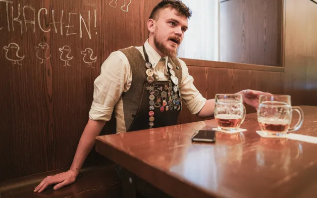 (NE)OBYČEJNÍ: Hosté mi i vyhrožovali, že si mě po směně najdou, říká pankáč za výčepem Lokálu v Dlouhé