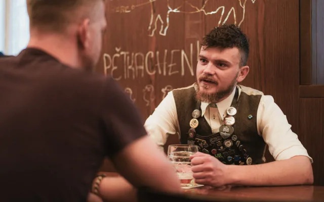 (NE)OBYČEJNÍ: Hosté mi i vyhrožovali, že si mě po směně najdou, říká pankáč za výčepem Lokálu v Dlouhé