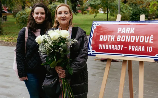 Praha 10 přejmenovala park podle novinářky Ruth Bondyové. Prošla dvěma koncentračními tábory