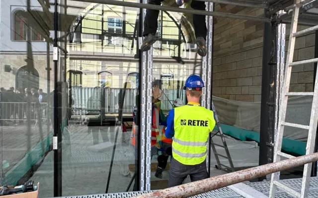 V Negrelliho viaduktu zasklili první oblouk, dva roky v něm budou testovat provoz