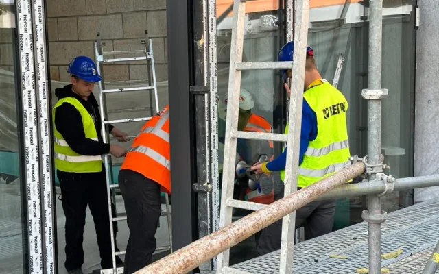 V Negrelliho viaduktu zasklili první oblouk, dva roky v něm budou testovat provoz