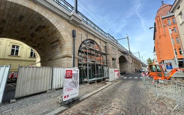 V Negrelliho viaduktu zasklili první oblouk, dva roky v něm budou testovat provoz