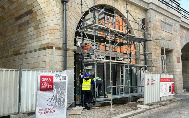 V Negrelliho viaduktu zasklili první oblouk, dva roky v něm budou testovat provoz