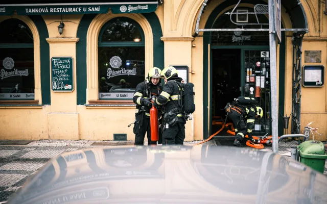 VIDEO: V karlínské restauraci hořela kuchyň, na sporáku chytla mastnota
