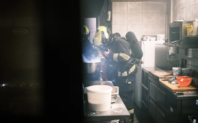 VIDEO: V karlínské restauraci hořela kuchyň, na sporáku chytla mastnota
