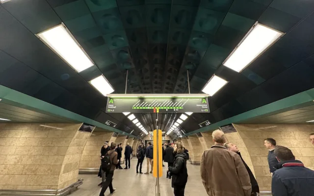 VIDEO: Stanice Jiřího z Poděbrad je po rekonstrukci zase v provozu, na výtahy si lidé ale ještě počkají