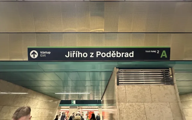 VIDEO: Stanice Jiřího z Poděbrad je po rekonstrukci zase v provozu, na výtahy si lidé ale ještě počkají