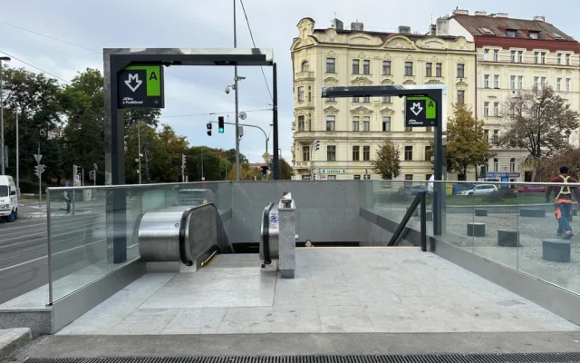 VIDEO: Stanice Jiřího z Poděbrad je po rekonstrukci zase v provozu, na výtahy si lidé ale ještě počkají