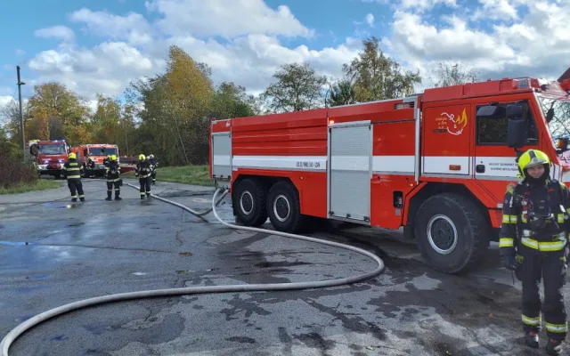 Obchod s nábytkem v pražském Zličíně zachvátil požár, škoda je přes milion korun