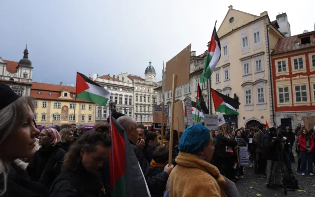 VIDEO: V centru Prahy probíhá demonstrace na podporu Palestiny