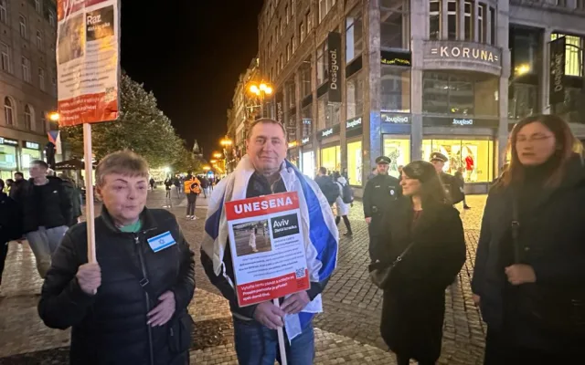 VIDEO: Izraelci žijící v Praze demonstrovali v centru města. Chtěli připomenout oběti Hamásu