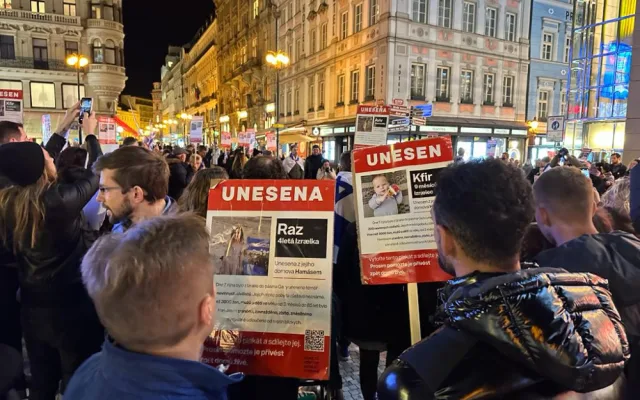 VIDEO: Izraelci žijící v Praze demonstrovali v centru města. Chtěli připomenout oběti Hamásu