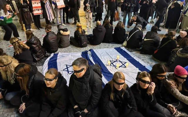 VIDEO: Izraelci žijící v Praze demonstrovali v centru města. Chtěli připomenout oběti Hamásu