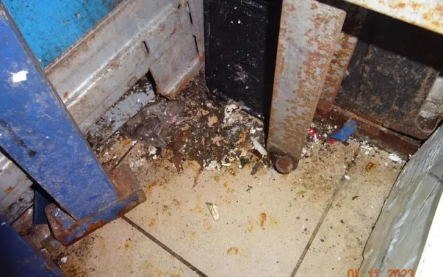 Děravý strop, myší bobky, plíseň. Obchod v Sapě kontrolou potravinářské inspekce neprošel