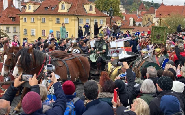 Svatý Martin přivezl přes Karlův most sněhovou nadílku