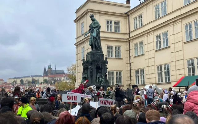 Svatý Martin přivezl přes Karlův most sněhovou nadílku