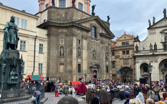 Svatý Martin přivezl přes Karlův most sněhovou nadílku