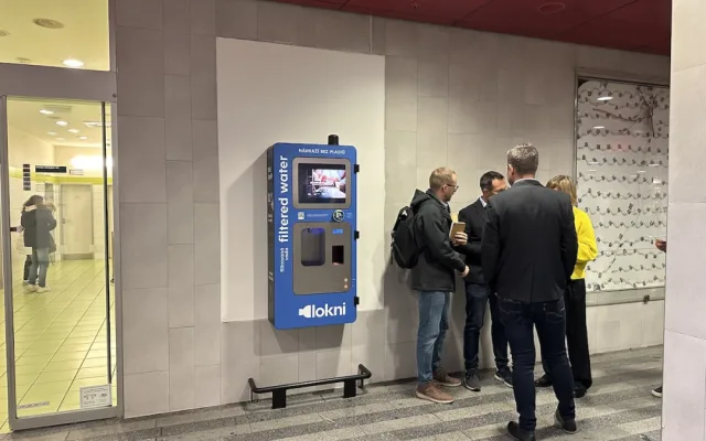 VIDEO: Na hlavním nádraží je k dostání filtrovaná voda zdarma jen s aplikací, Zelení to kritizují