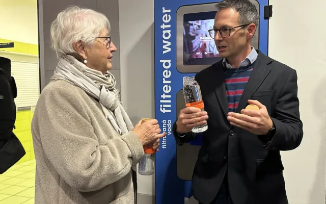 VIDEO: Na hlavním nádraží je k dostání filtrovaná voda zdarma jen s aplikací, Zelení to kritizují