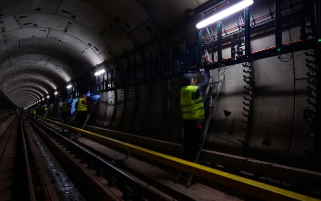 VIDEO: V tunelech metra jsou speciální reklamy. Působí jako by pluly za okny