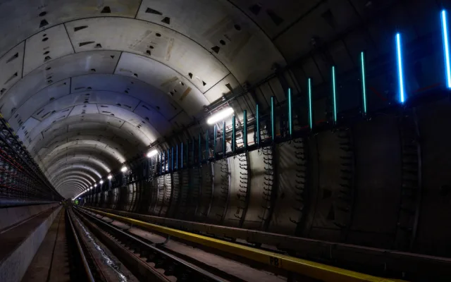 VIDEO: V tunelech metra jsou speciální reklamy. Působí jako by pluly za okny