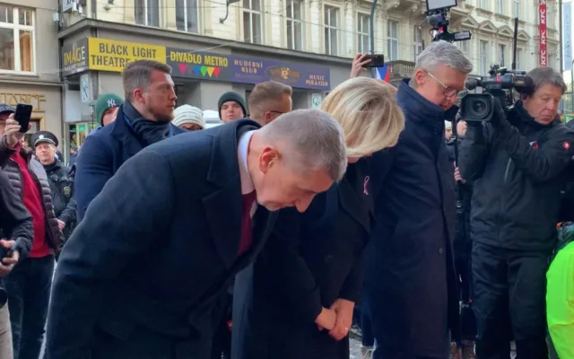 VIDEO: Národka se probouzí. První přišli Babiš a muž s opicí na vodítku
