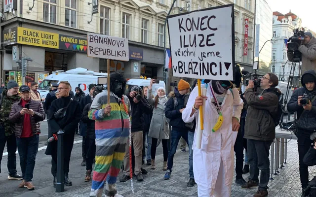 VIDEO: Národka se probouzí. První přišli Babiš a muž s opicí na vodítku