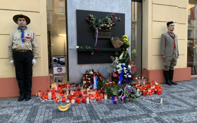 VIDEO: Národka se probouzí. První přišli Babiš a muž s opicí na vodítku