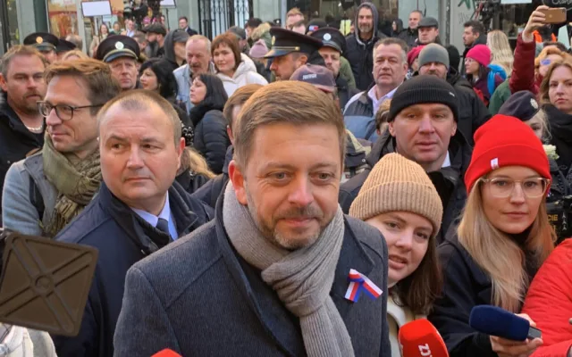 VIDEO: Na Národku přišli Babiš, muž s opicí na vodítku i primátor Prahy
