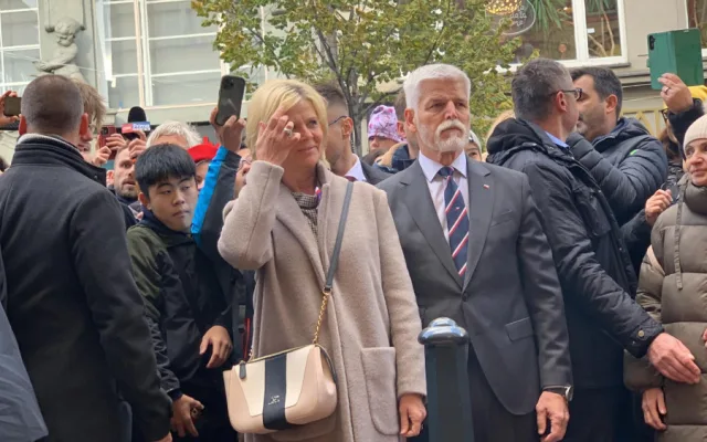 VIDEO: Na Národku přišli Pavel, Babiš i muž s opicí na vodítku