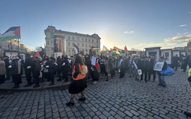 Na náměstí Jana Palacha se sešlo přes 200 lidí podporujících Palestinu