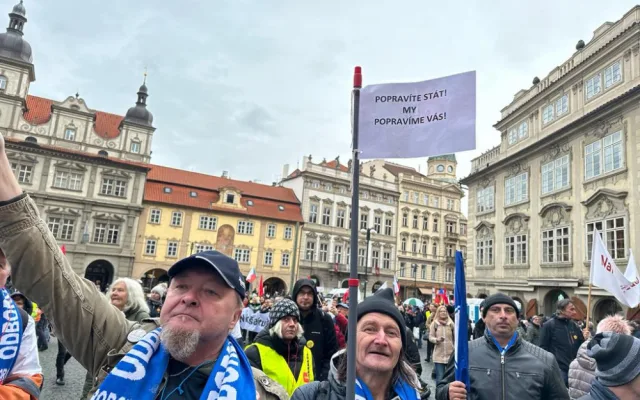 VIDEO: Protestující lidé zaplnili Malostranské náměstí. Blokují dopravu v centru Prahy