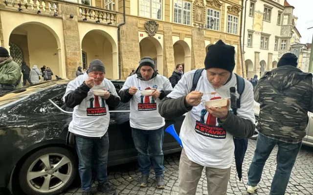 VIDEO: Protestující lidé zaplnili Malostranské náměstí. Blokují dopravu v centru Prahy