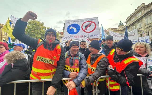 VIDEO: Protestující lidé zaplnili Malostranské náměstí. Blokují dopravu v centru Prahy
