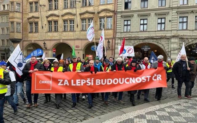 VIDEO: Protestující lidé zaplnili Malostranské náměstí. Blokují dopravu v centru Prahy