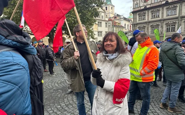 VIDEO: Protestující lidé zaplnili Malostranské náměstí. Blokují dopravu v centru Prahy