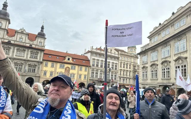 FOTOGALERIE: Gulášová polévka, komunistky i výhrůžky. Podívejte se, jak vypadal odborářský protest v Praze