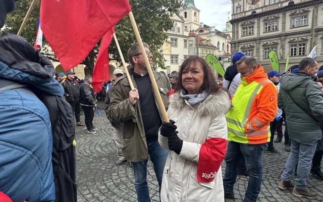 FOTOGALERIE: Gulášová polévka, komunistky i výhrůžky. Podívejte se, jak vypadal odborářský protest v Praze