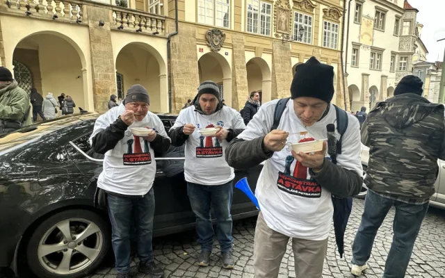 FOTOGALERIE: Gulášová polévka, komunistky i výhrůžky. Podívejte se, jak vypadal odborářský protest v Praze