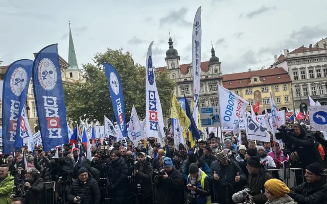 FOTOGALERIE: Gulášová polévka, komunistky i výhrůžky. Podívejte se, jak vypadal odborářský protest v Praze