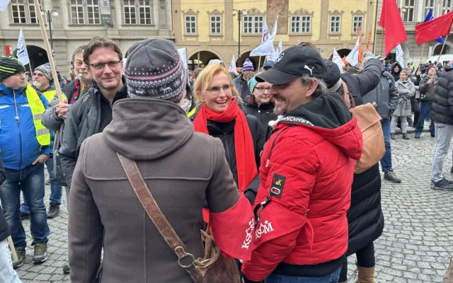 FOTOGALERIE: Gulášová polévka, komunistky i výhrůžky. Podívejte se, jak vypadal odborářský protest v Praze