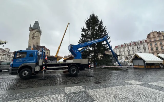 Vánoční strom dorazil do Prahy. Od noci stojí na Staroměstském náměstí