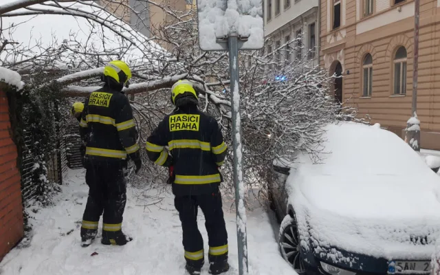 Napadaný sníh přidělává práci hasičům i záchranářům