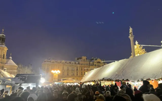 Vánoční strom na Staroměstském náměstí svítí, trhy jsou zahájeny