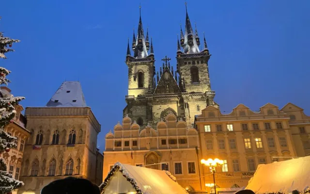 Vánoční strom na Staroměstském náměstí svítí, trhy jsou zahájeny