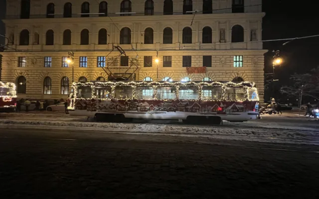Pražské ulice budou od tohoto víkendu brázdit vánočně nastrojené tramvaje a autobusy